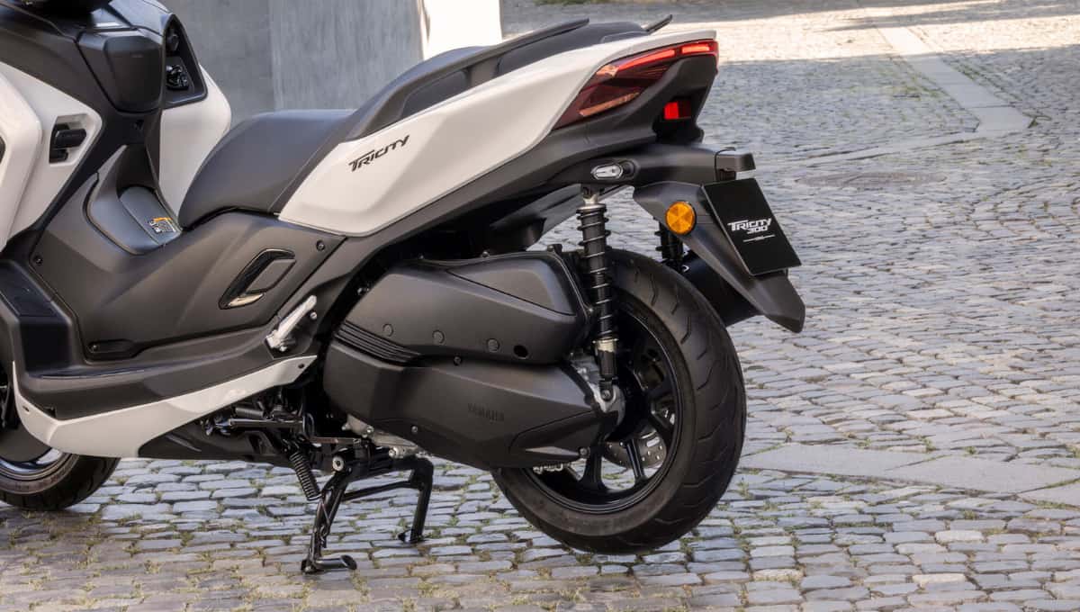 2026 Yamaha Tricity 300: Airbag के साथ आया नया Safe Scooter, City Riding के लिए कितना खास है यह मॉडल?