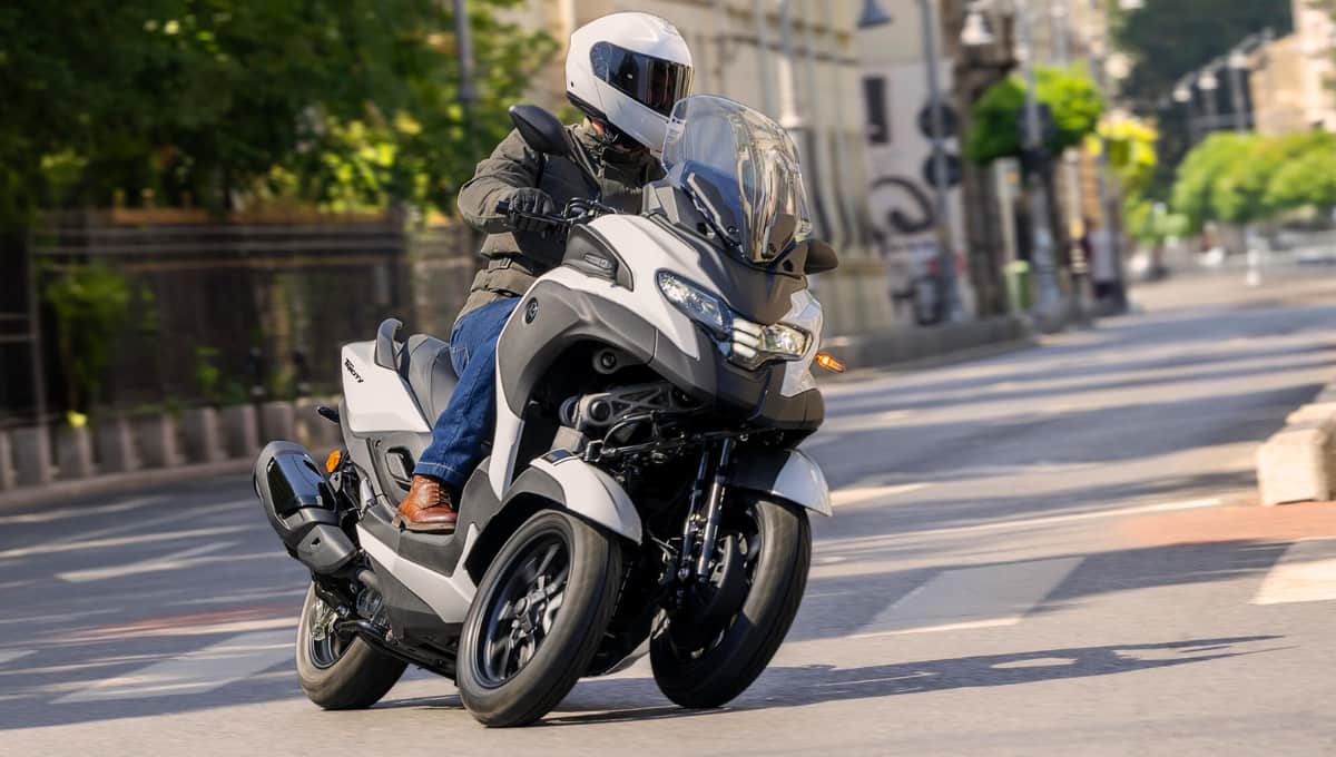 2026 Yamaha Tricity 300: Airbag के साथ आया नया Safe Scooter, City Riding के लिए कितना खास है यह मॉडल?