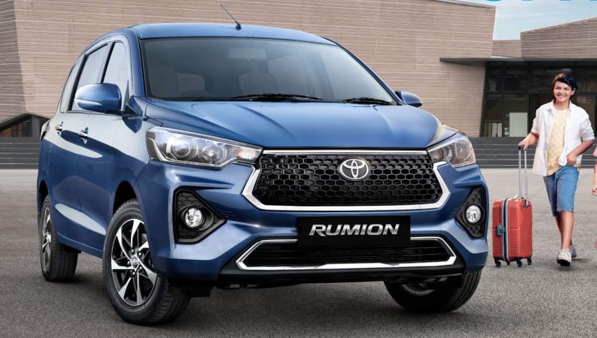 Toyota Rumion का नया बेस वेरिएंट लॉन्च, कीमत ₹9.56 लाख से शुरू, 7-सीटर MPV अब और किफायती