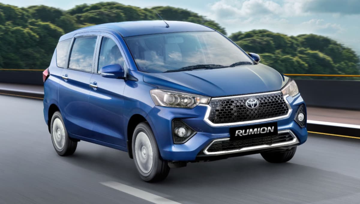 Toyota Rumion का नया बेस वेरिएंट लॉन्च, कीमत ₹9.56 लाख से शुरू, 7-सीटर MPV अब और किफायती