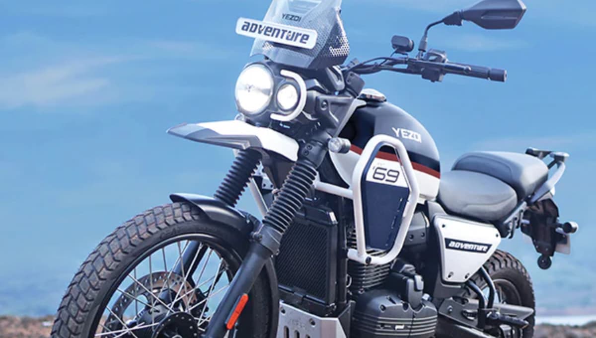 Yezdi Scrambler vs Scram 440: शहर, हाईवे और कच्चे रास्तों के लिए सही Scrambler कौन?
